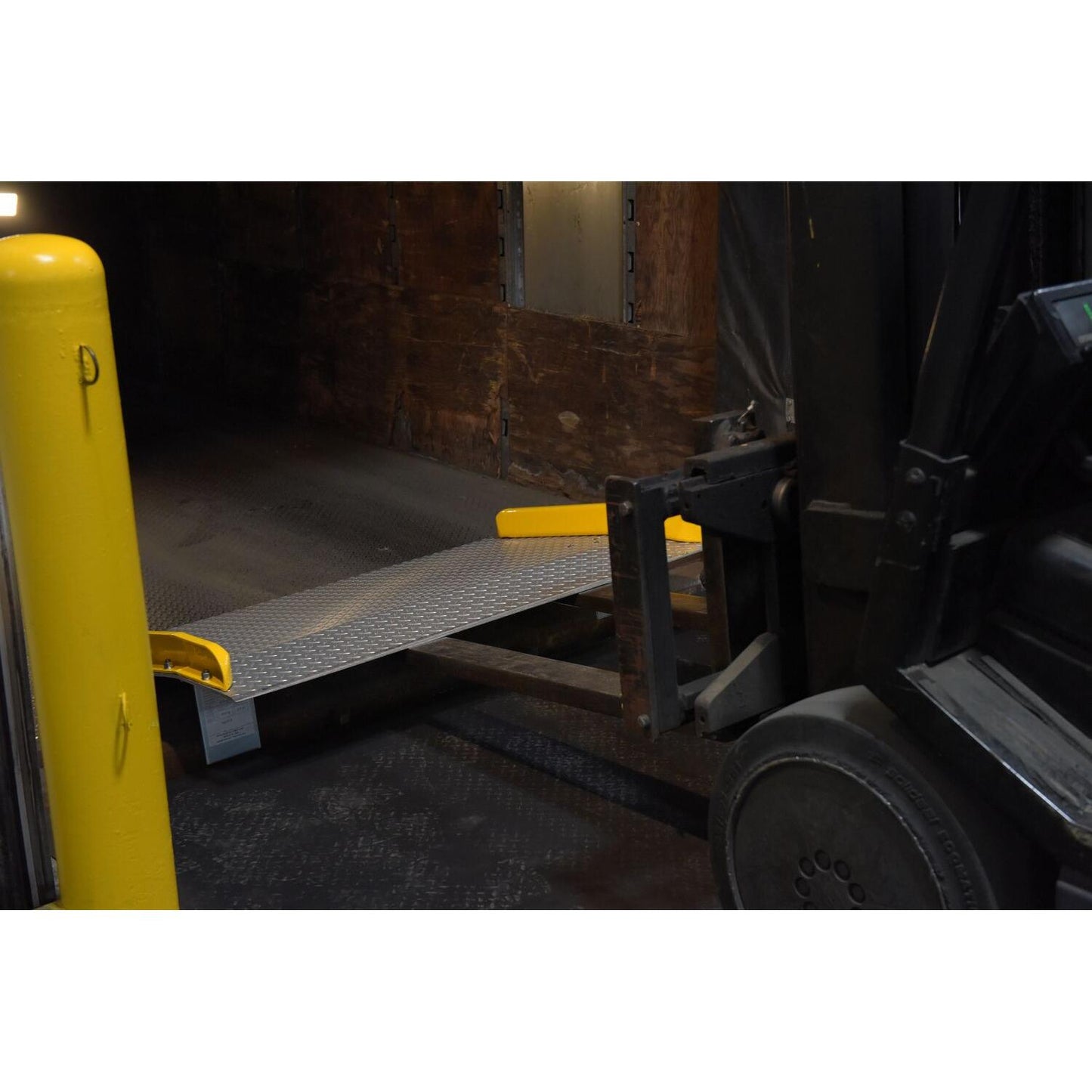 Aluminum Truck Dockboards with Steel Safety Curbs