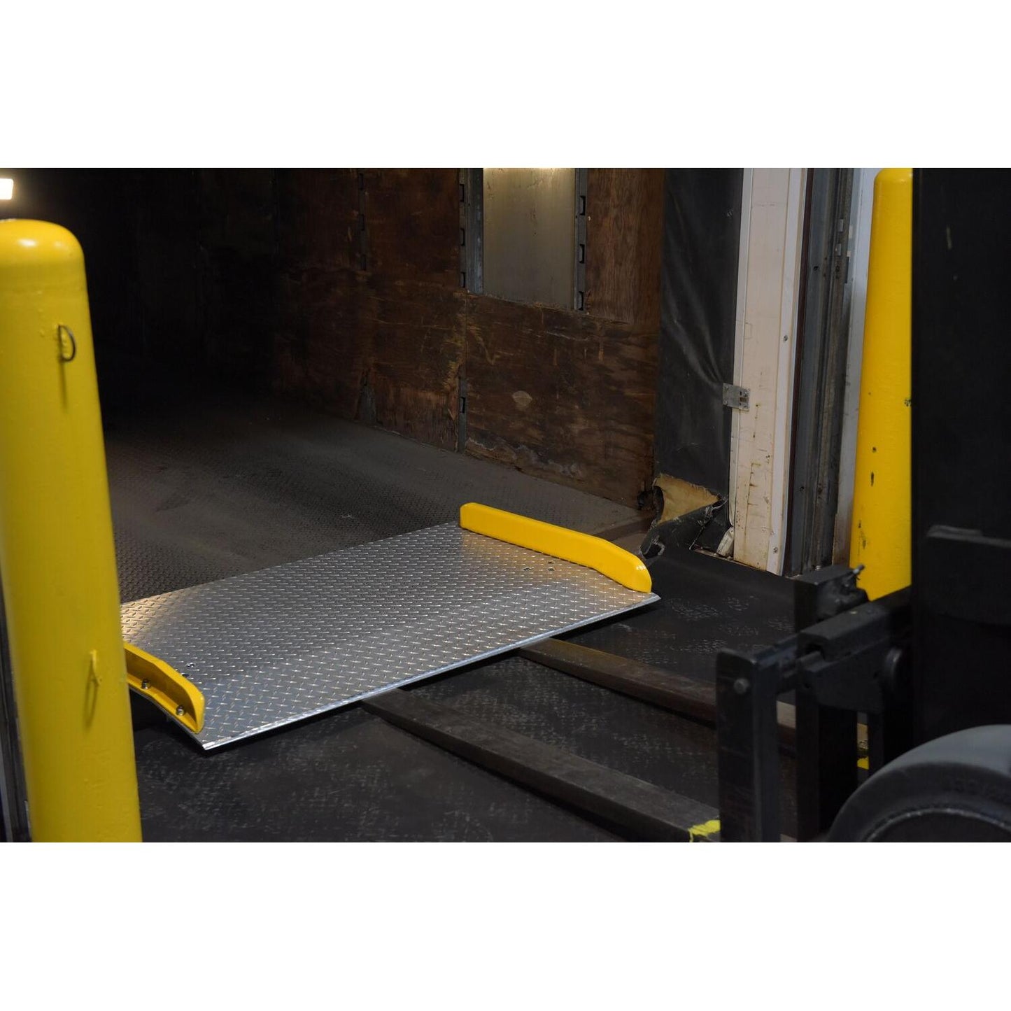 Aluminum Truck Dockboards with Steel Safety Curbs